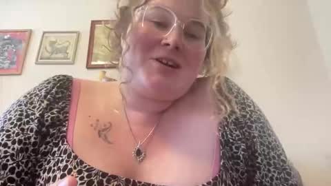 violetlyhappy online show from May 1, 2026, 6:23 pm