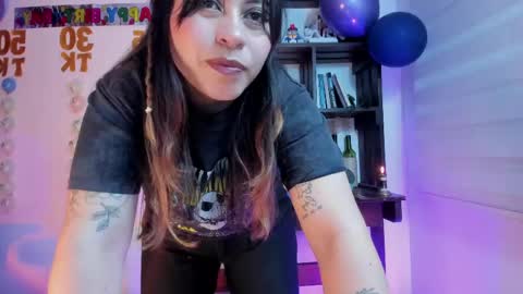 Snapshot of violett_red chatting on May 21, 2026, 10:28 pm Violeta online show from May 21, 2026, 10:28 pm