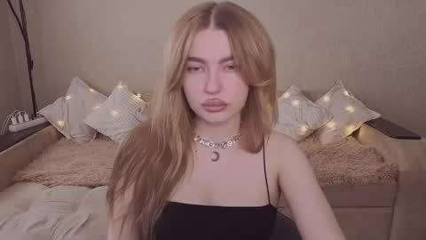Snapshot of violettaotis chatting on April 19, 2026, 9:52 am ViolettaOtis online show from April 19, 2026, 9:52 am