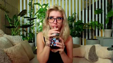 Violetta online show from November 19, 2025, 9:26 pm