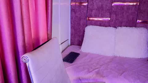 viollettebylyly online show from October 20, 2025, 1:55 pm