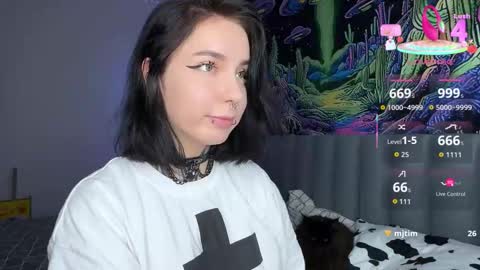 Snapshot of vivi__squirrel chatting on October 3, 2025, 12:46 pm Vivi   online show from October 3, 2025, 12:46 pm