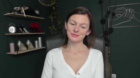 Vivian online show from October 14, 2025, 5:52 am