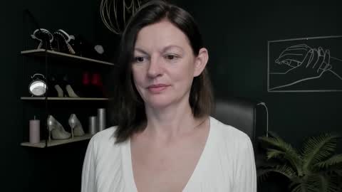 Vivian online show from November 5, 2025, 6:57 am