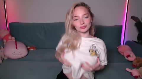 vivianwinters online show from November 28, 2025, 9:28 pm