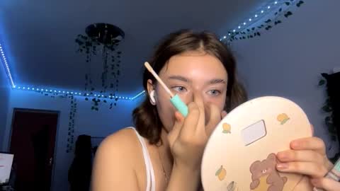 Vivi online show from November 21, 2025, 6:06 pm