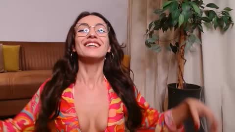 Vivienne online show from October 25, 2025, 3:51 pm