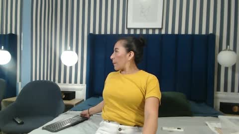 Vivian  online show from September 17, 2025, 1:02 pm