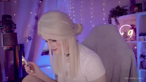 Snapshot of vronnier chatting on September 14, 2025, 4:06 pm vronnier online show from September 14, 2025, 4:06 pm