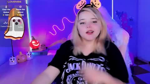   online show from October 17, 2025, 2:48 am