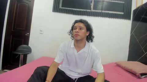 wallis_ online show from December 3, 2025, 7:12 pm