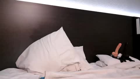 wanderlustgaal online show from February 16, 2026, 1:35 am