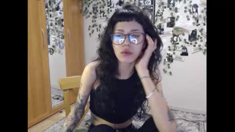 Mina online show from September 9, 2025, 7:13 pm