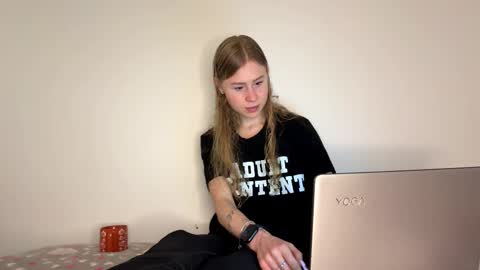 Snapshot of wellskiffle chatting on October 30, 2025, 4:08 pm wellskiffle online show from October 30, 2025, 4:08 pm