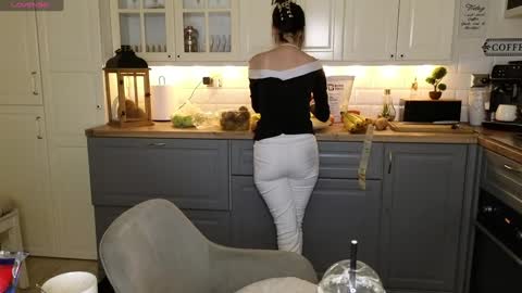 Snapshot of whats_her_name chatting on January 12, 2025, 12:44 pm Victoria Maria online show from January 12, 2025, 12:44 pm