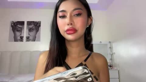 Snapshot of whoss_sofia chatting on June 1, 2026, 11:01 am Sofia online show from June 1, 2026, 11:01 am