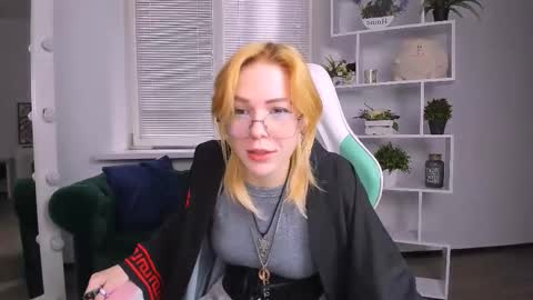 Snapshot of wild_berry_soul chatting on October 21, 2025, 5:41 am wild_berry_soul online show from October 21, 2025, 5:41 am
