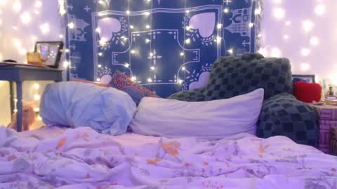 Eevie online show from December 12, 2024, 3:43 am