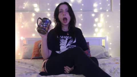 Eevie online show from February 4, 2025, 2:28 am