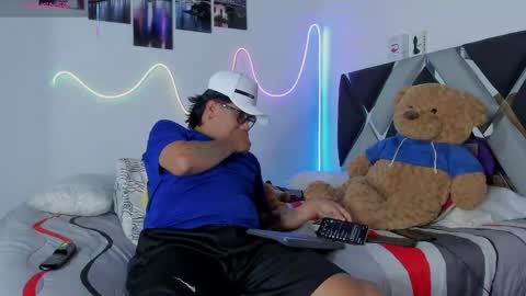 winniepooh_69 online show from May 12, 2026, 5:15 am