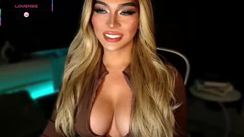 Julia online show from November 22, 2025, 8:08 pm