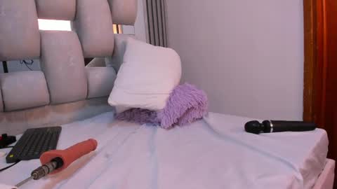 wonderkloe_ online show from April 27, 2026, 8:07 pm