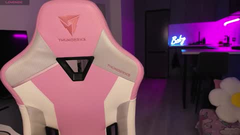 Emi online show from November 3, 2025, 7:59 pm