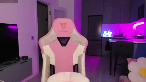 Emi online show from November 4, 2025, 5:01 pm