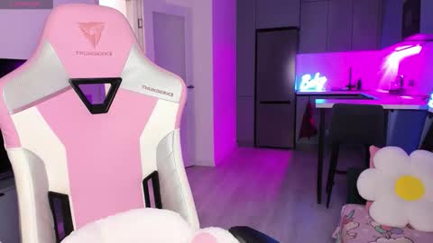 Emi online show from December 14, 2025, 4:12 pm