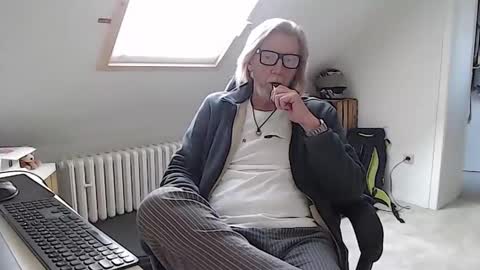 WyattEarp64 online show from October 23, 2025, 10:03 am