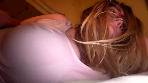 Snapshot of x_dreamgirl_x chatting on May 3, 2026, 5:35 am Mariah online show from May 3, 2026, 5:35 am