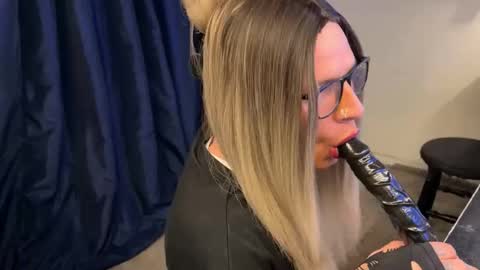 xdresserwithass online show from November 28, 2025, 8:17 am