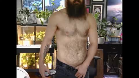 xiisil online show from September 8, 2025, 5:01 pm