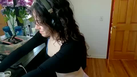 Mia online show from March 2, 2025, 7:23 pm