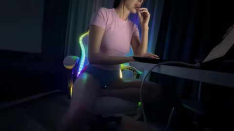 XMollyLoveX online show from May 19, 2026, 7:09 pm