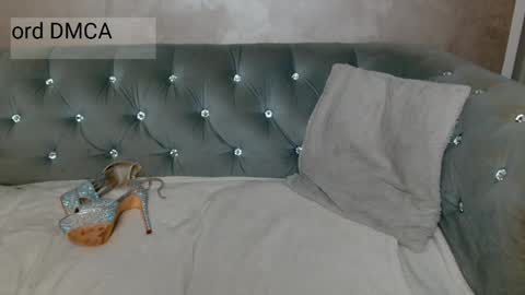 xqueencarox online show from April 14, 2026, 12:05 am