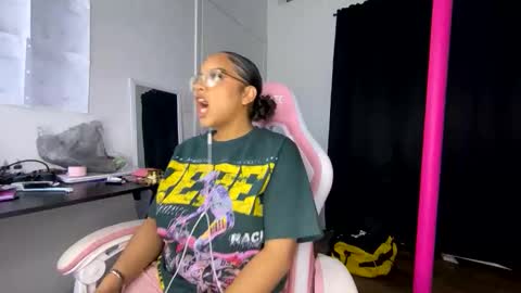 xStarGazingx online show from April 10, 2026, 11:20 pm