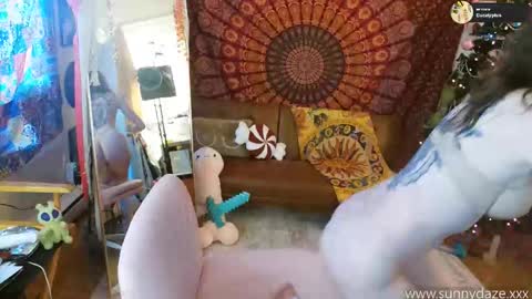 Sunny Daze online show from December 14, 2025, 8:02 pm