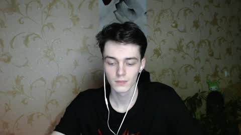 traqqq online show from April 4, 2026, 8:28 pm