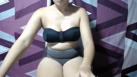 xxhott_ online show from November 24, 2025, 12:38 pm