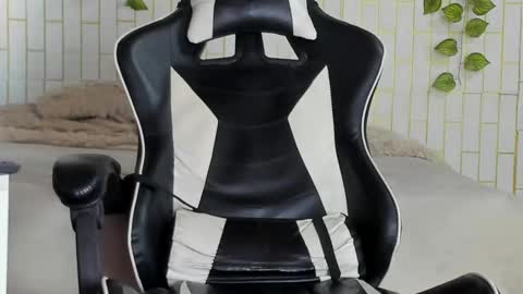 yacksson_lawrence online show from February 17, 2026, 2:57 pm