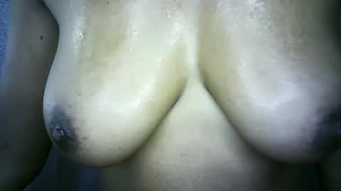 yanalove online show from April 21, 2026, 2:51 am