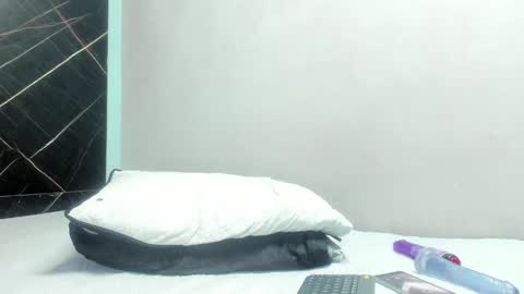 yaya____ online show from January 14, 2025, 3:57 pm