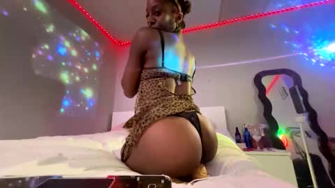 yayakitty2000 online show from May 13, 2026, 5:16 am