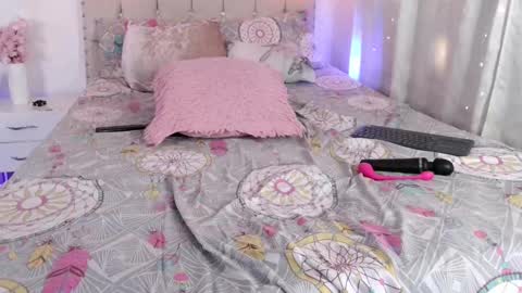 yellow_lily online show from January 20, 2025, 7:14 pm