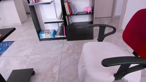 yenlo01 online show from September 8, 2025, 8:19 pm