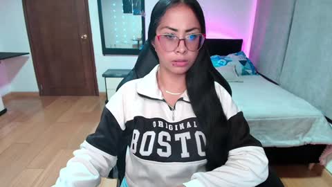 yesie_hot2 online show from January 31, 2025, 12:50 am