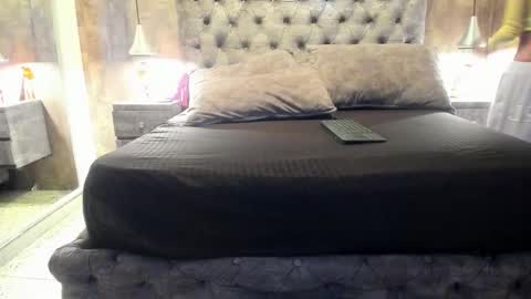 yiyisandoval online show from November 10, 2025, 7:57 pm