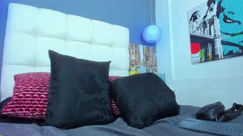 Yiyo online show from November 6, 2025, 8:43 pm