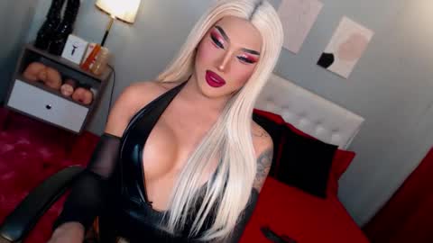 TRICXIEBELLE online show from November 10, 2025, 8:30 pm